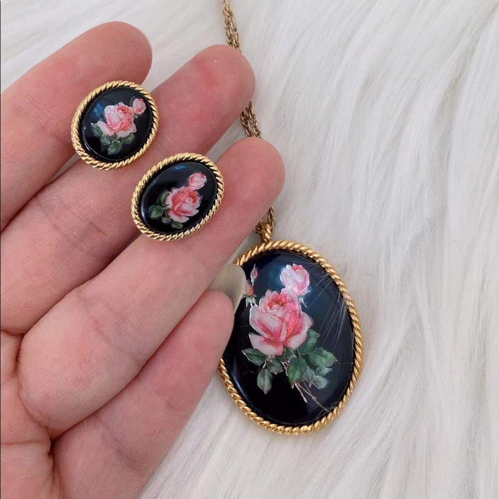 Vintage floral earrings & long necklace